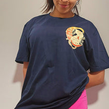 Cargar imagen en el visor de la galería, Modelo ocupando polera talla L en azul