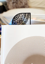 Cargar imagen en el visor de la galería, MARCADOR DE PÁGINAS GATOS Y COSMOS