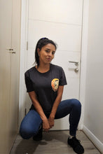 Cargar imagen en el visor de la galería, Modelo usando talla S en polera gris oscuro