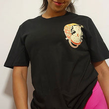 Cargar imagen en el visor de la galería, Modelo usando talla S polera negra