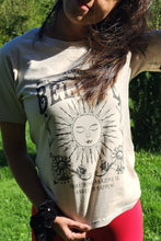 Cargar imagen en el visor de la galería, Polera siempre cree que algo increíble está por suceder