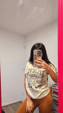 Cargar imagen en el visor de la galería, Polera siempre cree que algo increíble está por suceder