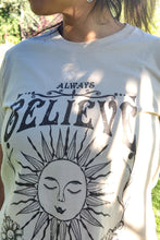 Cargar imagen en el visor de la galería, Polera siempre cree que algo increíble está por suceder