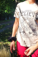 Cargar imagen en el visor de la galería, Polera siempre cree que algo increíble está por suceder