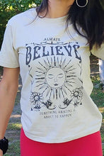 Cargar imagen en el visor de la galería, Polera siempre cree que algo increíble está por suceder