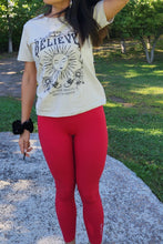 Cargar imagen en el visor de la galería, Polera siempre cree que algo increíble está por suceder