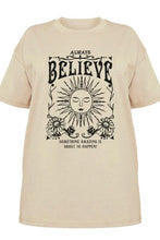 Cargar imagen en el visor de la galería, Polera siempre cree que algo increíble está por suceder