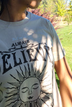 Cargar imagen en el visor de la galería, Polera siempre cree que algo increíble está por suceder