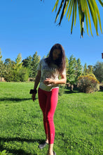 Cargar imagen en el visor de la galería, Polera siempre cree que algo increíble está por suceder