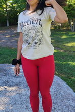 Cargar imagen en el visor de la galería, Polera siempre cree que algo increíble está por suceder